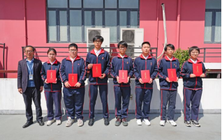 (4.11)我校举行2024-2025学年第二学期4月升旗仪式406.png (4.11)我校举行2024-2025学年第二学期4月升旗仪式406.png