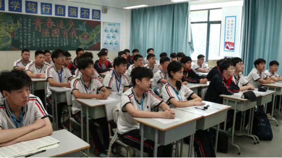 学校组织全体师生观看纪念中国人民抗日战争暨世界反法西斯战争胜利80周年大会572.png