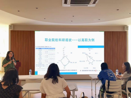 10.16 参观体验启迪心智，专题讲座引领科研785.png