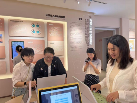 10.16 参观体验启迪心智，专题讲座引领科研576.png