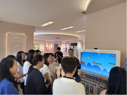10.16 参观体验启迪心智，专题讲座引领科研419.png