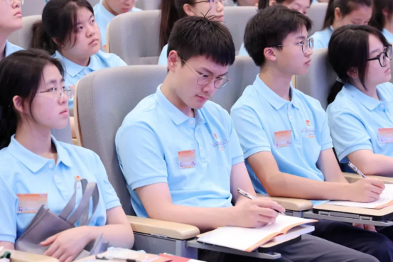 10.31 记我校团员青年参加徐汇区第九期共产主义学校培训431.png