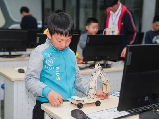 5.18 遇见未来的自己——上海市工业技术学校开展2026年上海市学生职业体验日活动 (1)2947.png 5.18 遇见未来的自己——上海市工业技术学校开展2026年上海市学生职业体验日活动 (1)2947.png